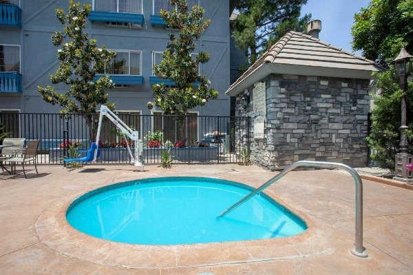 Azure Hotel & Suites Ontario, A Trademark Collection Hotel image 5